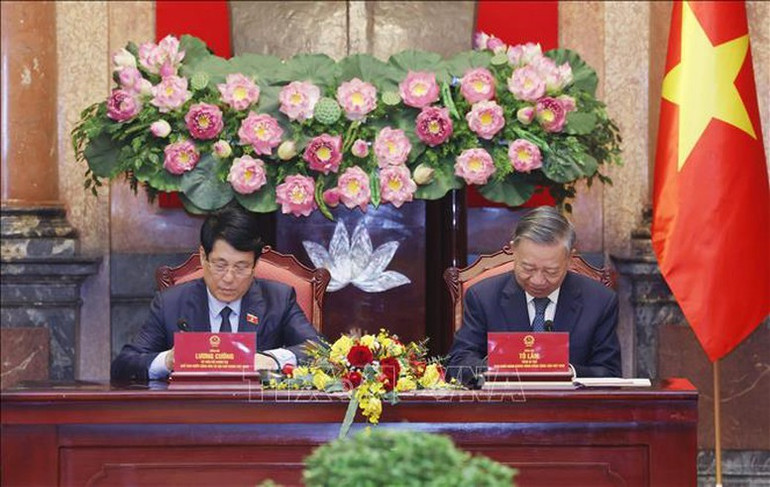 Tổng Bí thư Tô Lâm và Chủ tịch nước Lương Cường ký Biên bản bàn giao công tác của Chủ tịch nước. Tổng Bí thư Tô Lâm và Chủ tịch nước Lương Cường ký Biên bản bàn giao công tác của Chủ tịch nước.