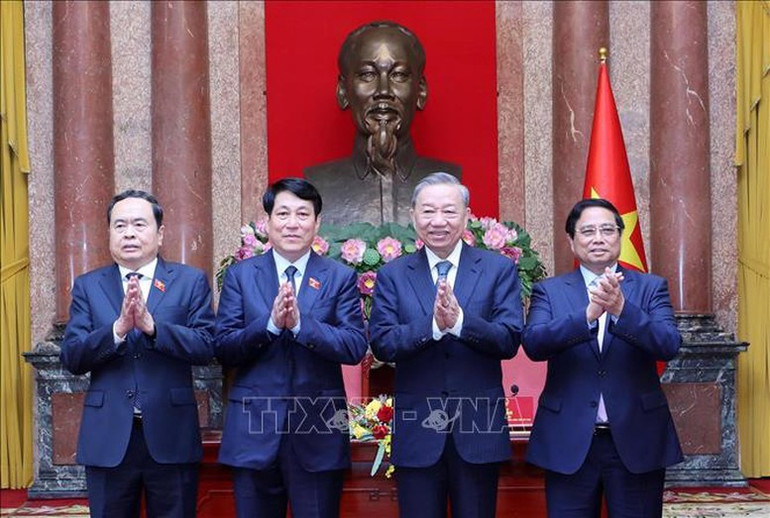 Tổng Bí thư Tô Lâm, Chủ tịch nước Lương Cường, Thủ tướng Chính phủ Phạm Minh Chính và Chủ tịch Quốc hội Trần Thanh Mẫn tại lễ bàn giao công tác của Chủ tịch nước. Tổng Bí thư Tô Lâm, Chủ tịch nước Lương Cường, Thủ tướng Chính phủ Phạm Minh Chính và Chủ tịch Quốc hội Trần Thanh Mẫn tại lễ bàn giao công tác của Chủ tịch nước.