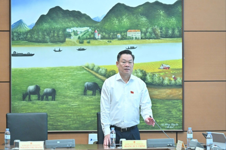 Đồng chí Hoàng Duy Chinh, Ủy viên BCH Trung ương Đảng, Bí thư Tỉnh ủy, Trưởng đoàn ĐBQH tỉnh Bắc Kạn chủ trì, điều hành nội dung thảo luận tại Tổ thảo luận số 12 gồm các đại biểu thuộc Đoàn ĐBQH các tỉnh: Bắc Kạn, Quảng Bình, Hưng Yên, Ninh Bình vào sáng 30/10. Ảnh: Ái Vân. db-hoang-duy-chinh-sang-1311.jpg