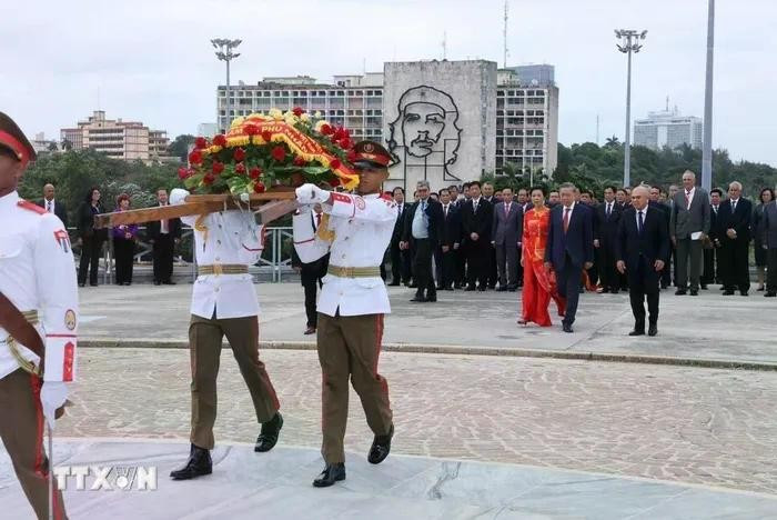Tổng Bí thư, Chủ tịch nước Tô Lâm và Phu nhân cùng Đoàn đại biểu cấp cao Việt Nam đặt hoa tại Đài tưởng niệm Anh hùng dân tộc Cuba Jose Marti ở thủ đô La Habana. (Ảnh: Lâm Khánh/TTXVN), Tổng Bí thư, Chủ tịch nước Tô Lâm và Phu nhân cùng Đoàn đại biểu cấp cao Việt Nam đặt hoa tại Đài tưởng niệm Anh hùng dân tộc Cuba Jose Marti ở thủ đô La Habana. (Ảnh: Lâm Khánh/TTXVN),