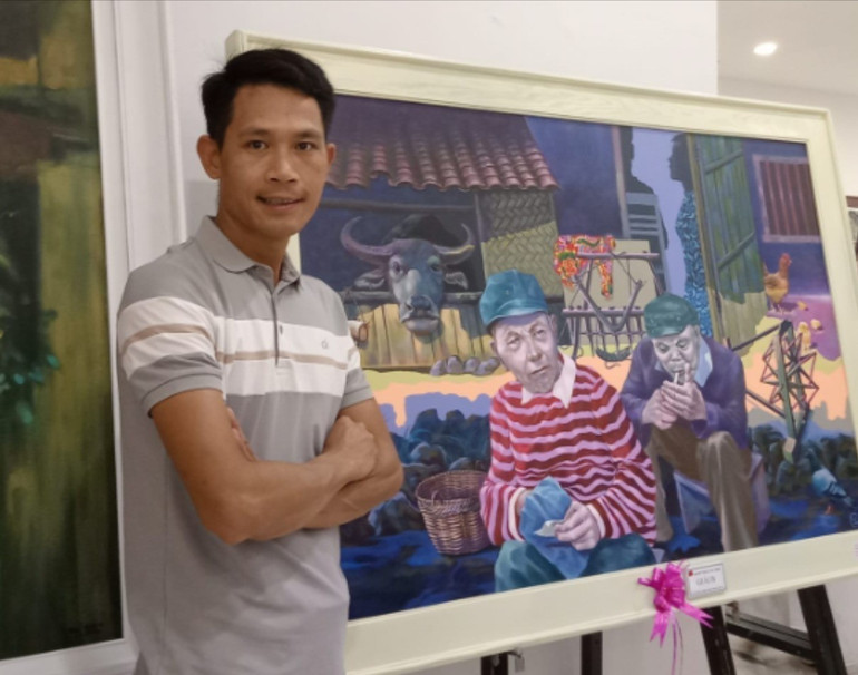 Họa sĩ Lý Dược cùng tác phẩm “Sớm đầu đông” đoạt giải B tại Triển lãm Mỹ thuật Khu vực III Tây Bắc – Việt Bắc lần thứ 29, năm 2024. 465062171-3018845804929793-3899973312315095984-n-1.jpg