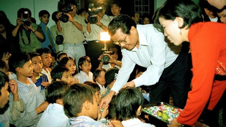 Chủ tịch nước Trần Đức Lương vui Tết Trung thu và tặng quà cho các cháu có hoàn cảnh khó khăn, mồ côi được nuôi dạy tại các cơ sở mái ấm tình thương ở các quận, huyện của Thành phố Hà Nội ngày 5/10/1998. (Ảnh: Trọng Nghiệp/TTXVN) vna-potal-dong-chi-tran-duc-luon-6476-7806.jpg