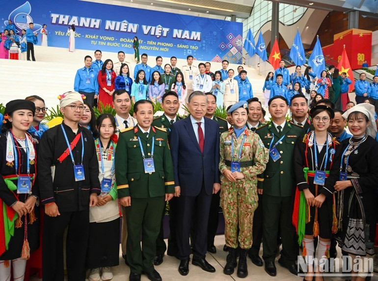 Tổng Bí thư Tô Lâm và các đại biểu chụp ảnh lưu niệm tại hành lang Đại hội. Tổng Bí thư Tô Lâm và các đại biểu chụp ảnh lưu niệm tại hành lang Đại hội.