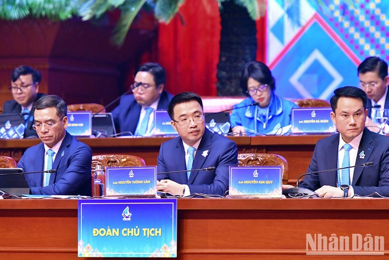 Đồng chí Nguyễn Tường Lâm và các Ủy viên Đoàn Chủ tịch Đại hội. Đồng chí Nguyễn Tường Lâm và các Ủy viên Đoàn Chủ tịch Đại hội.