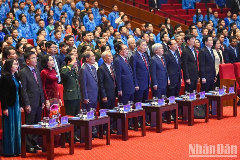 Các đồng chí Lãnh đạo, nguyên Lãnh đạo Đảng, Nhà nước, các bộ, ban, ngành, đoàn thể và đại biểu làm lễ chào cờ tại Đại hội. Các đồng chí Lãnh đạo, nguyên Lãnh đạo Đảng, Nhà nước, các bộ, ban, ngành, đoàn thể và đại biểu làm lễ chào cờ tại Đại hội.