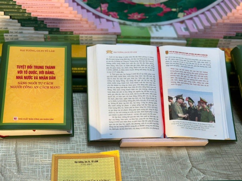Cuốn sách "Tuyệt đối trung thành với Tổ quốc, với Đảng, Nhà nước và Nhân dân - Sáng ngời tư cách người Công an cách mạng" gồm 80 bài viết, bài phát biểu, bài trả lời phỏng vấn được chọn lựa từ hơn 500 bài viết của tác giả - Ảnh: VGP/Vũ Phong Cuốn sách "Tuyệt đối trung thành với Tổ quốc, với Đảng, Nhà nước và Nhân dân - Sáng ngời tư cách người Công an cách mạng" gồm 80 bài viết, bài phát biểu, bài trả lời phỏng vấn được chọn lựa từ hơn 500 bài viết của tác giả - Ảnh: VGP/Vũ Phong