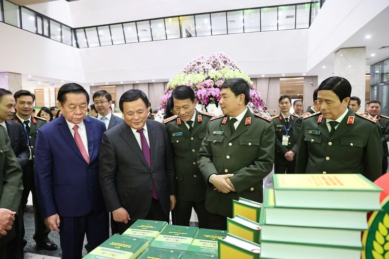 Đại tướng Lương Tam Quang cùng các đại biểu nghe giới thiệu về cuốn sách của Tổng Bí thư Tô Lâm - Ảnh: VGP/Vũ Phong Đại tướng Lương Tam Quang cùng các đại biểu nghe giới thiệu về cuốn sách của Tổng Bí thư Tô Lâm - Ảnh: VGP/Vũ Phong