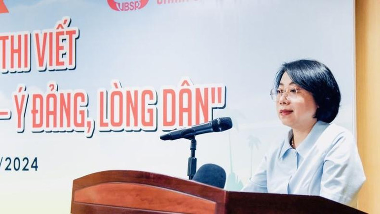 Tổng Biên tập Thời báo Ngân hàng Hoàng Thanh Nhàn phát biểu tại cuộc họp báo. Tổng Biên tập Thời báo Ngân hàng Hoàng Thanh Nhàn phát biểu tại cuộc họp báo.