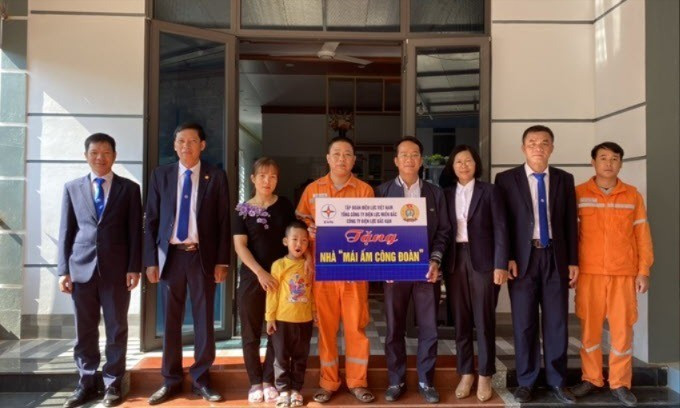 Ông Bùi Mạnh Dũng, Chủ tịch Công đoàn Công ty Điện lực Bắc Kạn cùng lãnh đạo Điện lực Pác Nặm trao nhà "Mái ấm Công đoàn” cho gia đình anh Nguyễn Anh Tuấn, Công nhân Điện lực Pác Nặm. nha-pc.jpg