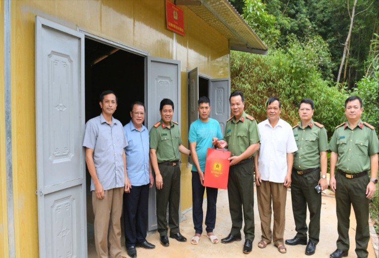 Đại tá Hà Văn Tuyên, Uỷ viên Ban Thường vụ Tỉnh uỷ, Giám đốc Công an tỉnh cùng đoàn công tác đến kiểm tra và tặng quà cho hộ ông La Văn Quân, xã Mai Lạp (Chợ Mới) được hỗ trợ làm nhà do ảnh hưởng của thiên tai. 349-1400.jpg