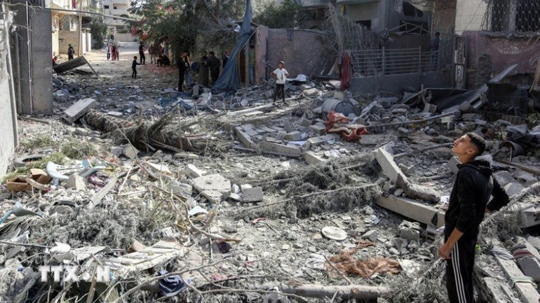 Đống đổ nát sau cuộc không kích của Israel xuống Dải Gaza ngày 17/11/2024. (Ảnh: THX/TTXVN) 1732664621498-4690.jpg