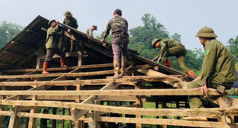 Lực lượng vũ trang, cán bộ, công chức, Nhân dân thôn Bắc Sơn, xã Vũ Muộn (Bạch Thông) hỗ trợ gia đình ông Bàn Vượng Thọ dỡ nhà cũ. z6580579846331-d0517859fe61a95816a72f15221d0339-9329.jpg