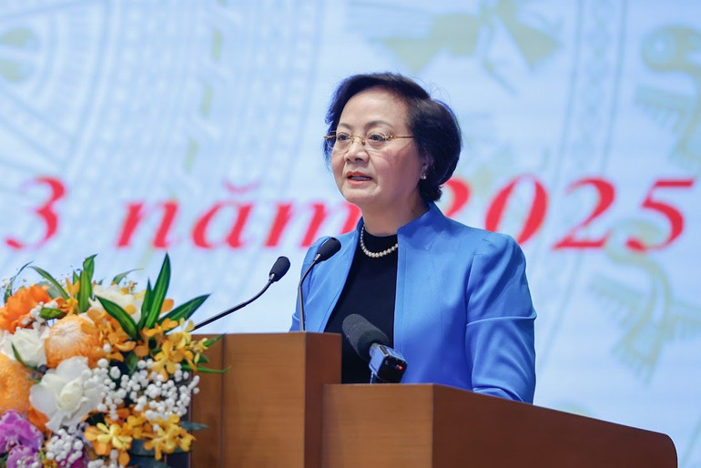 Bộ trưởng Bộ Nội vụ Phạm Thị Thanh Trà báo cáo kết quả thực hiện các nhiệm vụ về cải cách hành chính - Ảnh: VGP/Nhật Bắc Bộ trưởng Bộ Nội vụ Phạm Thị Thanh Trà báo cáo kết quả thực hiện các nhiệm vụ về cải cách hành chính - Ảnh: VGP/Nhật Bắc