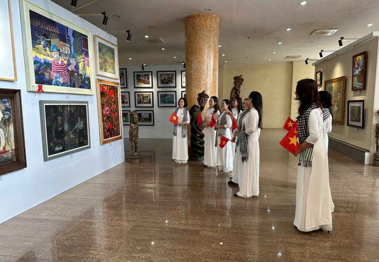 Tranh họa sĩ Bắc Kạn tại triển lãm “Sắc chàm - Nơi đầu nguồn sông Cầu” . z6553595373635-d89605ef7fafa6c3c4c52dc07f4a4820.jpg