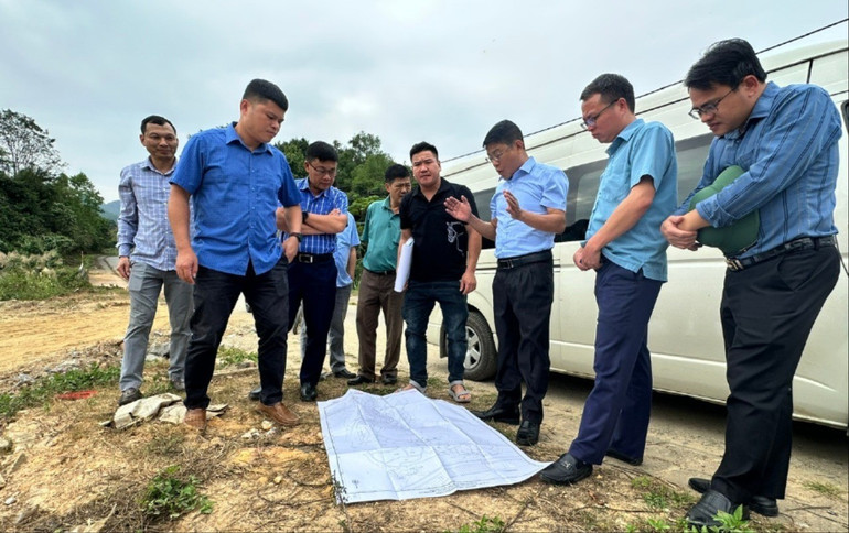 Đoàn công tác của HĐND tỉnh giám sát việc sử dụng đất đai thực hiện công trình đường nội thị thị trấn Vân Tùng, huyện Ngân Sơn. giam-sat-dat-dai.jpg