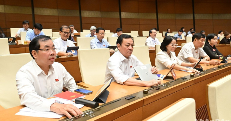 Đại biểu Quốc hội biểu quyết thông qua Nghị quyết về việc rút ngắn nhiệm kỳ Quốc hội khóa XV và Hội đồng nhân dân các cấp nhiệm kỳ 2021-2026; Ngày bầu cử đại biểu Quốc hội khóa XVI và đại biểu Hội đồng nhân dân các cấp nhiệm kỳ 2026-2031. (Ảnh: THỦY NGUYÊN) chi-1700-2632-8209.jpg