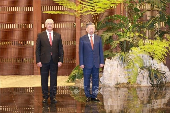Tổng Bí thư, Chủ tịch nước Tô Lâm và Bí thư thứ nhất Đảng Cộng sản Cuba, Chủ tịch Cuba Miguel Diaz Canel Bermudez thực hiện nghi lễ chào cờ. (Ảnh: Lâm Khánh/TTXVN) Tổng Bí thư, Chủ tịch nước Tô Lâm và Bí thư thứ nhất Đảng Cộng sản Cuba, Chủ tịch Cuba Miguel Diaz Canel Bermudez thực hiện nghi lễ chào cờ. (Ảnh: Lâm Khánh/TTXVN)