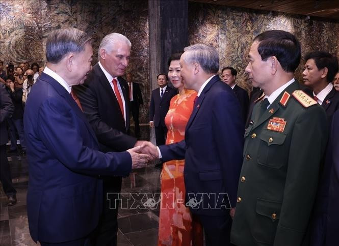 Tổng Bí thư, Chủ tịch nước Tô Lâm giới thiệu với Bí thư thứ nhất Đảng Cộng sản Cuba, Chủ tịch Cuba Miguel Diaz Canel Bermudez các thành viên Đoàn cấp cao Việt Nam. (Ảnh: Lâm Khánh/TTXVN) Tổng Bí thư, Chủ tịch nước Tô Lâm giới thiệu với Bí thư thứ nhất Đảng Cộng sản Cuba, Chủ tịch Cuba Miguel Diaz Canel Bermudez các thành viên Đoàn cấp cao Việt Nam. (Ảnh: Lâm Khánh/TTXVN)