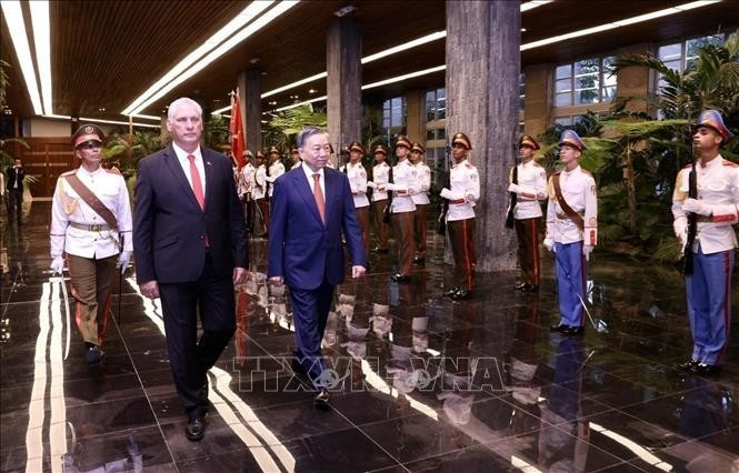 Tổng Bí thư, Chủ tịch nước Tô Lâm và Bí thư thứ nhất Đảng Cộng sản Cuba, Chủ tịch Cuba Miguel Diaz Canel Bermudez duyệt Đội danh dự. (Ảnh: Lâm Khánh/TTXVN) le-don-270924-2-389-1170.jpg