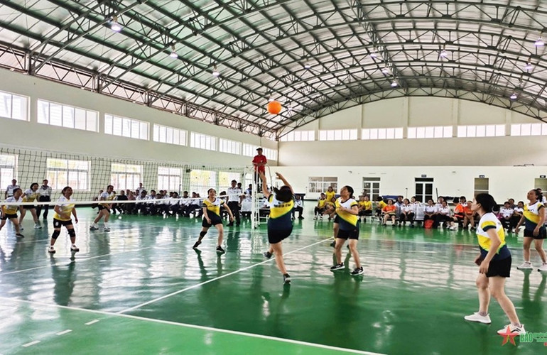 Thi đấu bóng chuyền hơi của Hội Phụ nữ Vùng 4 Hải quân. 04-5325-3647.jpg