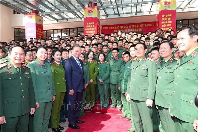 Tổng Bí thư Tô Lâm và các đại biểu dự chương trình Gặp mặt đại biểu thế hệ trẻ trong quân đội, ngày 18/12/2024. Ảnh: TTXVN Tổng Bí thư Tô Lâm và các đại biểu dự chương trình Gặp mặt đại biểu thế hệ trẻ trong quân đội, ngày 18/12/2024. Ảnh: TTXVN