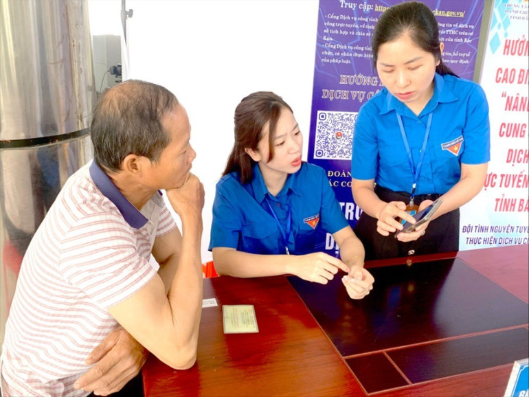 Đoàn viên, thanh niên hướng dẫn người dân làm thủ tục hành chính trên môi trường mạng. z4492097034538ff196349b80daf183754ae3f418a2cb0j-c9aa24c9967f-7652-4795.jpg