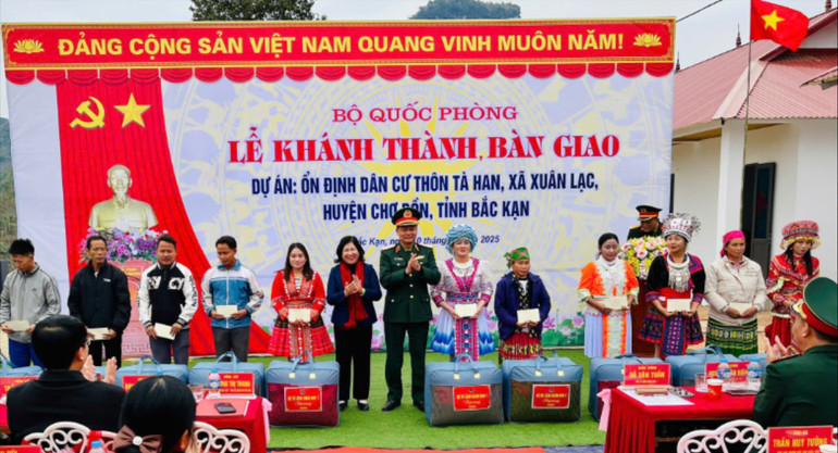 Thiếu tướng Đỗ Văn Tuấn, Phó Tư lệnh Quân khu 1 cùng đồng chí Phương Thị Thanh, Phó Bí thư Thường trực Tỉnh ủy, Chủ tịch HĐND tỉnh tặng quà cho các hộ dân. z6214476746842-2b159c22bfa674eb30251f9345a3887a.jpg