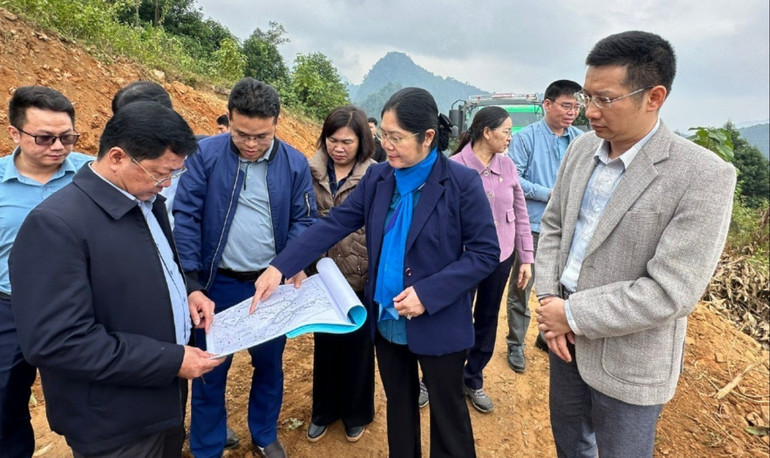 Phó Chủ tịch UBND tỉnh Hoàng Thu Trang kiểm tra việc thu hồi đất, giải phóng mặt bằng thực hiện các công trình xây dựng tại huyện Pác Nặm. kt-dat-dai.jpg
