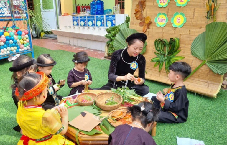Cô giáo Phạm Thị Bách cùng học sinh trong một tiết học trải nghiệm. z6093959682406-7198367edda37932a44bb40708ee8b98.jpg