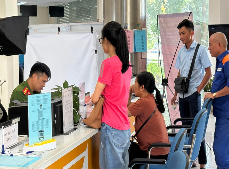 Người dân đến giao dịch tại Trung tâm Phục vụ hành chính công tỉnh. unnamed-2958-4670.jpg