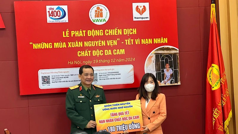 Tại lễ phát động, Hội Nạn nhân chất độc da cam/dioxin Việt Nam tiếp nhận sự ủng hộ của các tổ chức xã hội. 62.jpg