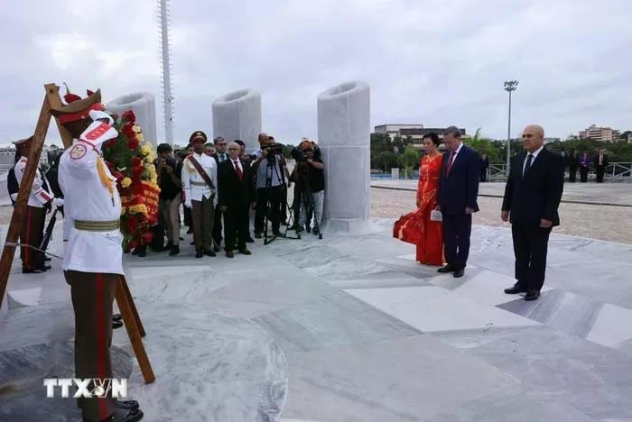 Tổng Bí thư, Chủ tịch nước Tô Lâm và Phu nhân đặt hoa tưởng niệm Anh hùng dân tộc Cuba Jose Marti. (Ảnh: Lâm Khánh/TTXVN). Tổng Bí thư, Chủ tịch nước Tô Lâm và Phu nhân đặt hoa tưởng niệm Anh hùng dân tộc Cuba Jose Marti. (Ảnh: Lâm Khánh/TTXVN).