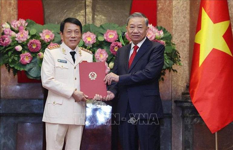 Tổng Bí thư, Chủ tịch nước Tô Lâm trao Quyết định thăng cấp bậc hàm Đại tướng đối với đồng chí Lương Tam Quang. Ảnh: TTXVN Tổng Bí thư, Chủ tịch nước Tô Lâm trao Quyết định thăng cấp bậc hàm Đại tướng đối với đồng chí Lương Tam Quang. Ảnh: TTXVN