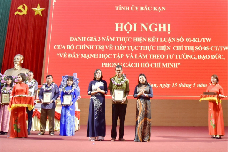 Ông Đoàn Văn Thái nhận thưởng tại Hội nghị sơ kết 3 năm thực hiện Kết luận số 01-KL của Trung ương. o-thai.jpg