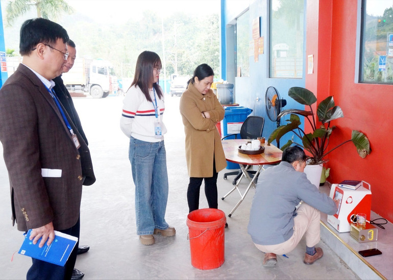 Test nhanh bằng máy các chỉ tiêu chất lượng tại Cửa hàng xăng dầu Đoàn Kết (Chi nhánh Công ty Cổ phần xăng dầu dầu khí Hà Nội). dsc01701.jpg