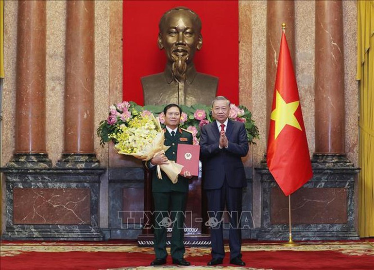Tổng Bí thư, Chủ tịch nước Tô Lâm trao Quyết định thăng quân hàm Đại tướng đối với đồng chí Nguyễn Tân Cương. Ảnh: TTXVN Tổng Bí thư, Chủ tịch nước Tô Lâm trao Quyết định thăng quân hàm Đại tướng đối với đồng chí Nguyễn Tân Cương. Ảnh: TTXVN