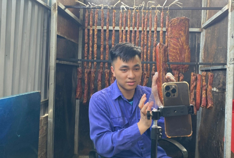 Chỉ cần một chiếc điện thoại thông minh, hằng ngày anh Thường livestream bán hàng trên TikTok. z6207014607368-e4e37f7d7b9564d18e76347a89c19c02.jpg
