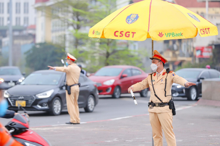 Việc giám sát của nhân dân không được làm ảnh hưởng đến hoạt động của cán bộ, chiến sĩ khi đang thực thi công vụ