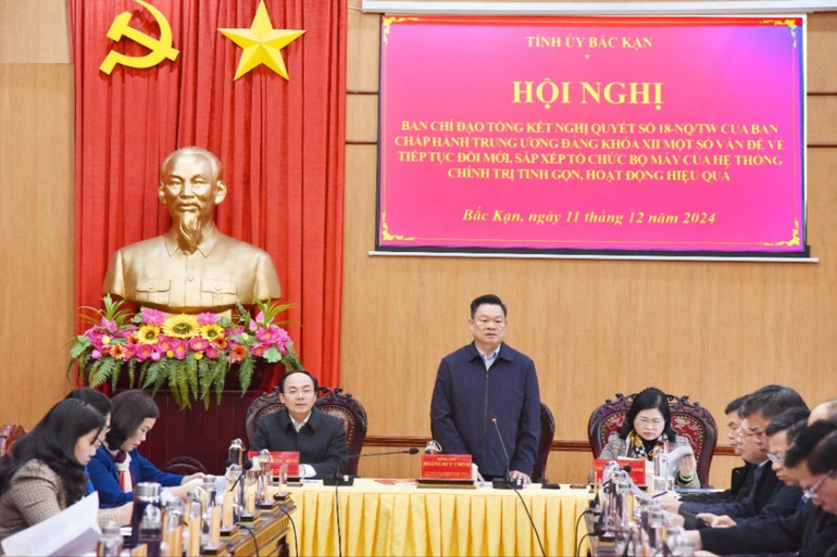Tại Hội nghị của Ban chỉ đạo tỉnh về tổng kết Nghị quyết số 18-NQ/TW, đồng chí Bí thư Tỉnh ủy Hoàng Duy Chinh khẳng định việc sắp xếp tổ chức bộ máy đòi hỏi quyết tâm chính trị cao của các cấp ngành, đơn vị, địa phương và mỗi cán bộ. 4.jpg