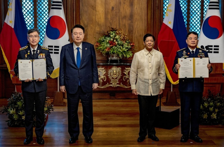Tổng thống Philippines Ferdinand Marcos Jr. (giữa, phải) và Tổng thống Hàn Quốc Yoon Suk Yeol (giữa, trái) tại lễ ký Bản ghi nhớ ở Manila ngày 07/10/2024 (Ảnh: Reuters) httpscloudfront-us-east-2images-736-2405.jpg