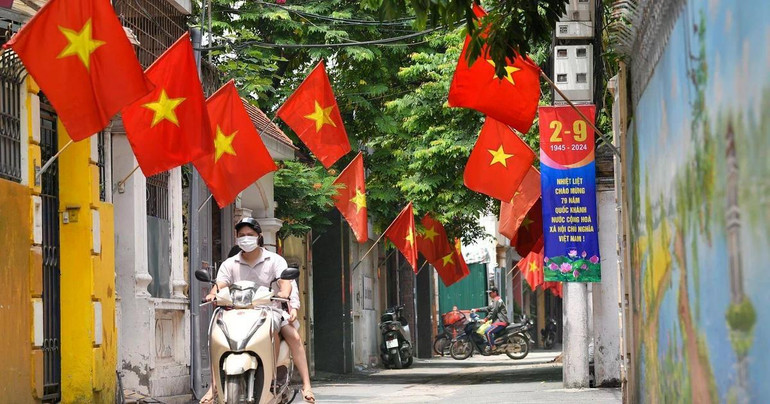 Con ngõ nhỏ tại phố Nguyễn Viết Xuân rực rỡ sắc đỏ chào mừng kỷ niệm 79 năm Cách mạng Tháng Tám và Quốc khánh 2/9. (Ảnh: THẾ ĐẠI) quoc-ky-8460-4672.jpg