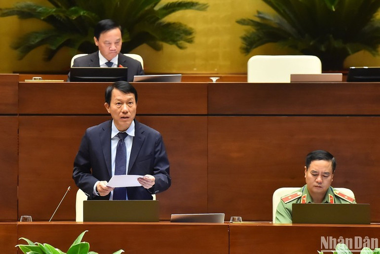 Bộ trưởng Công an Lương Tam Quang trình bày Tờ trình về dự án Luật Dữ liệu. (Ảnh: THỦY NGUYÊN) Bộ trưởng Công an Lương Tam Quang trình bày Tờ trình về dự án Luật Dữ liệu. (Ảnh: THỦY NGUYÊN)