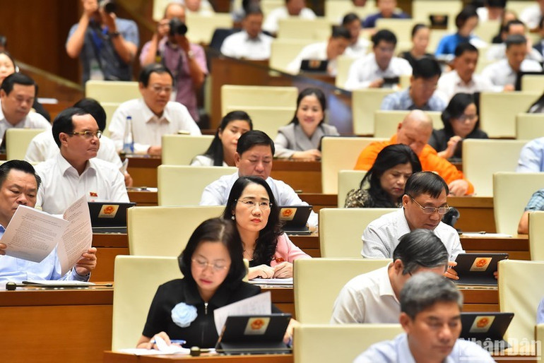 Các đại biểu dự phiên họp chiều 22/10. (Ảnh: THỦY NGUYÊN) Các đại biểu dự phiên họp chiều 22/10. (Ảnh: THỦY NGUYÊN)