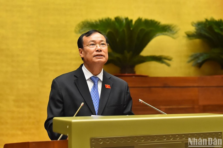 Chủ nhiệm Ủy ban Quốc phòng và An ninh của Quốc hội Lê Tấn Tới trình bày Báo cáo thẩm tra dự án Luật Dữ liệu. (Ảnh: THỦY NGUYÊN) Chủ nhiệm Ủy ban Quốc phòng và An ninh của Quốc hội Lê Tấn Tới trình bày Báo cáo thẩm tra dự án Luật Dữ liệu. (Ảnh: THỦY NGUYÊN)