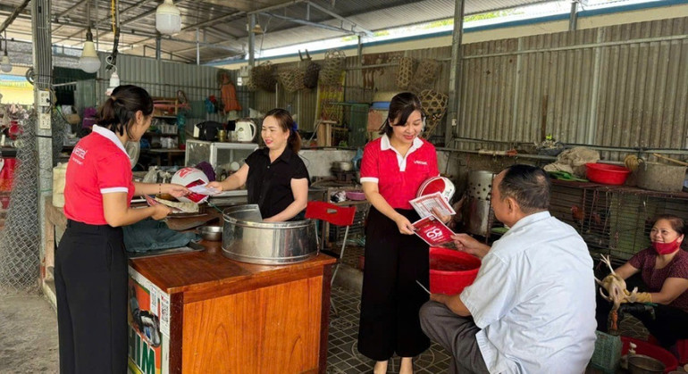 Nhân viên Viettel Bắc Kạn tuyên truyền người dân trên địa bàn thành phố sử dụng mạng 5G. viet-teo-2392-4060-8719-6037.jpg