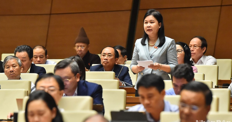 Đại biểu Nguyễn Phương Thủy (đoàn Hà Nội) phát biểu tại hội trường sáng 6/11. (Ảnh: THỦY NGUYÊN) nguyen-phuong-thuy-ha-noi-4886.jpg