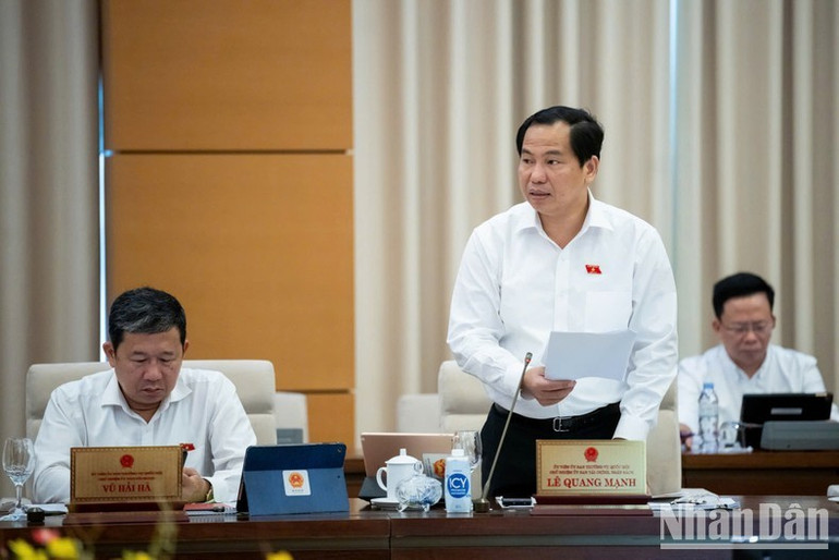 Chủ nhiệm Ủy ban Tài chính, Ngân sách Lê Quang Mạnh trình bày báo cáo giải trình, tiếp thu, chỉnh lý dự thảo Luật. (Ảnh: DUY LINH) Chủ nhiệm Ủy ban Tài chính, Ngân sách Lê Quang Mạnh trình bày báo cáo giải trình, tiếp thu, chỉnh lý dự thảo Luật. (Ảnh: DUY LINH)
