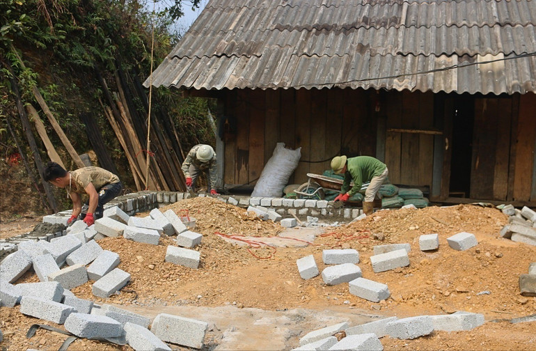 Người dân thôn Lủng Chang, thị trấn Nà Phặc (Ngân Sơn) làm nhà mới từ nguồn hỗ trợ của nhà nước. xoa-nha-tam-1732.jpg