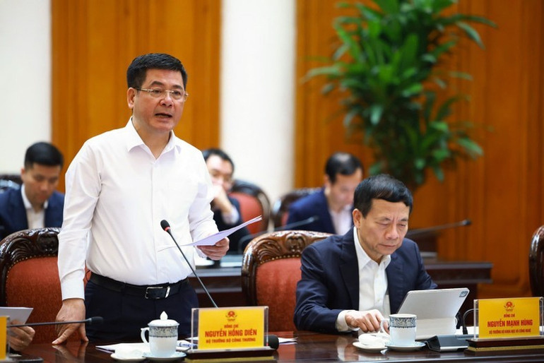 Bộ trưởng Công thương Nguyễn Hồng Diên phát biểu ý kiến tại cuộc họp. (Ảnh: TRẦN HẢI) Bộ trưởng Công thương Nguyễn Hồng Diên phát biểu ý kiến tại cuộc họp. (Ảnh: TRẦN HẢI)