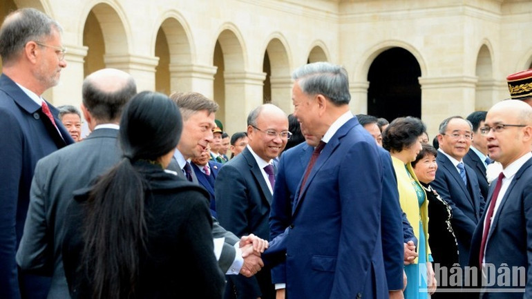 Lễ đón chính thức Tổng Bí thư, Chủ tịch nước Tô Lâm cùng Đoàn đại biểu cấp cao Việt Nam thăm chính thức Cộng hòa Pháp diễn ra trọng thể tại Điện Invalides, thủ đô Paris. Lễ đón chính thức Tổng Bí thư, Chủ tịch nước Tô Lâm cùng Đoàn đại biểu cấp cao Việt Nam thăm chính thức Cộng hòa Pháp diễn ra trọng thể tại Điện Invalides, thủ đô Paris.